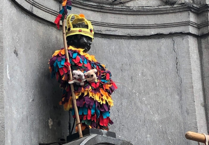 Bruselas viste a su 'hombrecito que orina' con el traje congo panameño