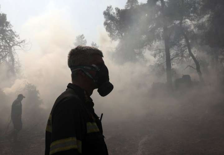 Gobierno de Grecia continúa su combate contra los incendios
