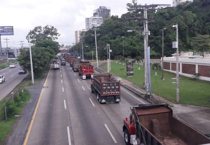 Camioneros realizan caravana para pedir participación en proyectos de Gobierno