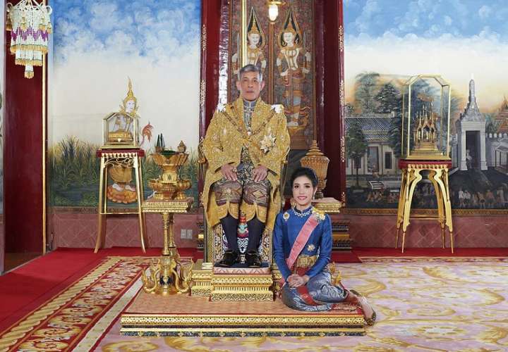 El rey de Tailandia expulsa a su concubina por ser 'desagradecida' y 'desleal'