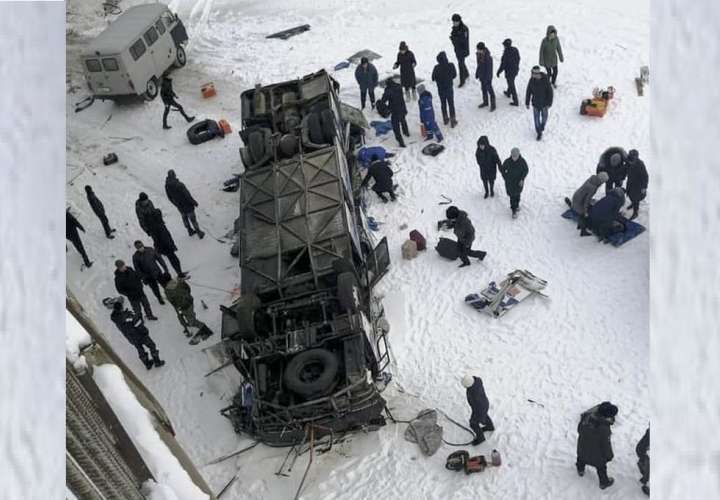 Rusia: Bus cae a río congelado tras explotar neumático; hay muertos y heridos