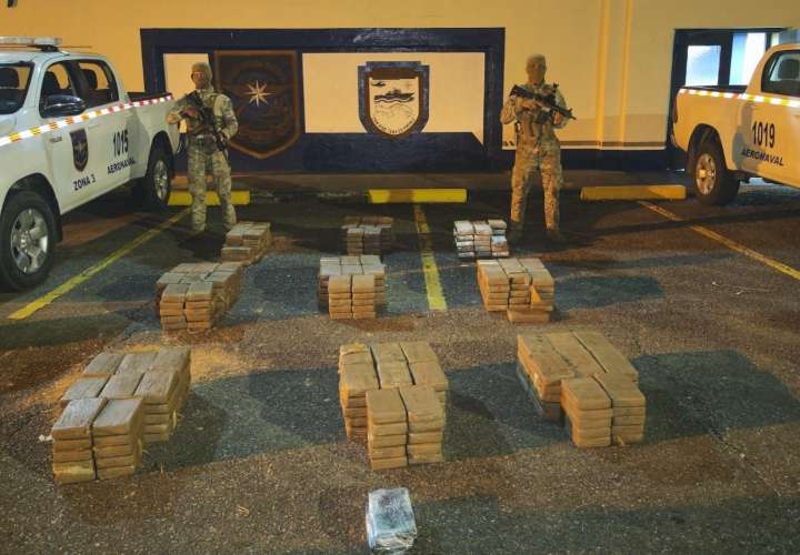 Hallan 916 paquetes de drogas en caletas de Miramar, Colón