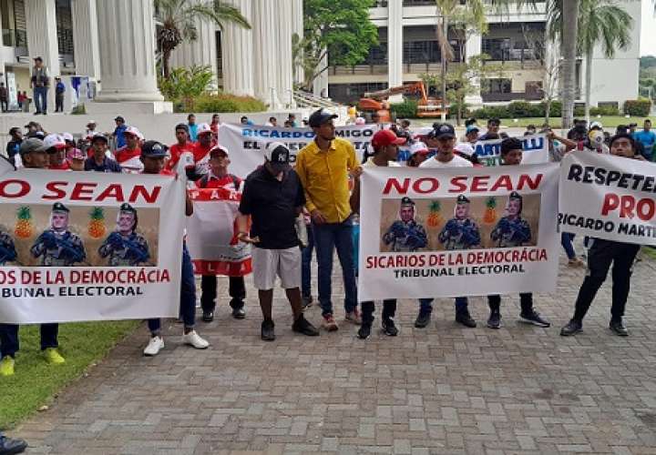 Un grupo de simpatizantes del Partido Realizando Metas (RM), de la Comarca Ngäbe Buglé, viajaron hasta la sede del Tribunal Electoral (TE) en la ciudad capital, para mostrarle su respaldo a Ricardo Martinelli.