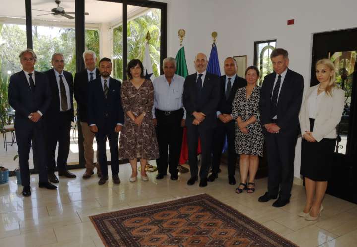 Embajadores de UE piden elecciones libres en reunión con Mulino 