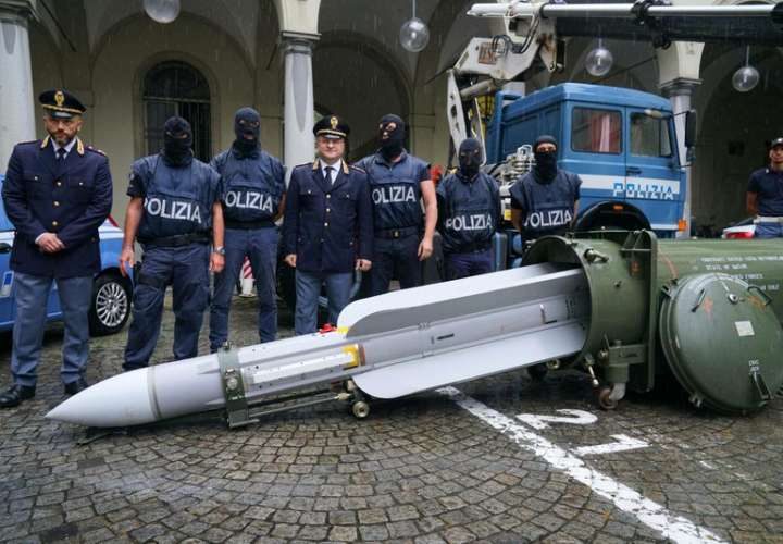 Arrestan a tres hombres en Italia y encuentran un misil