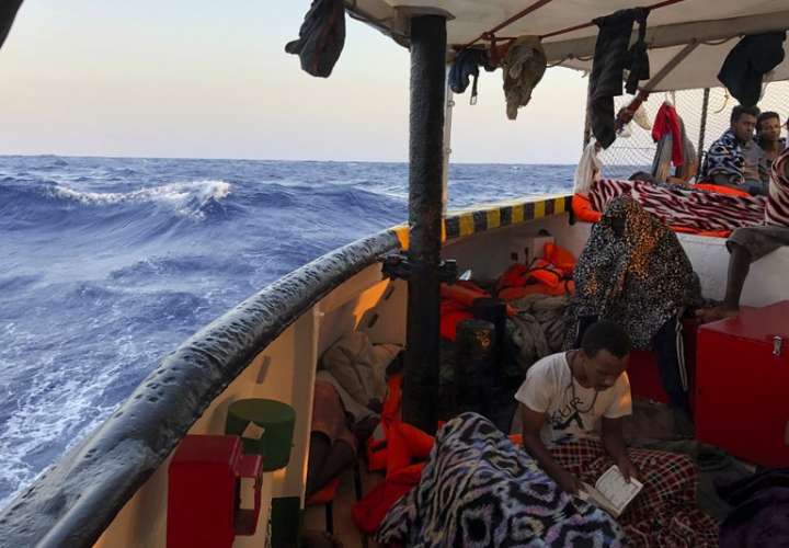 Italia cede a la presión y permite el desembarco de inmigrantes