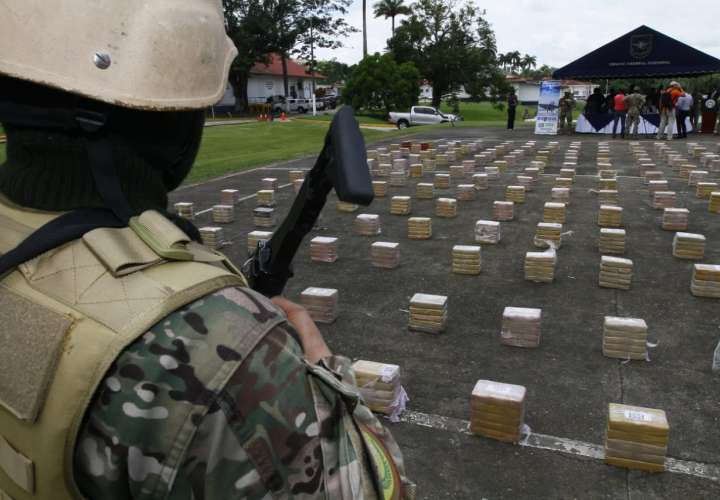 Confiscan 1,125 paquetes de droga transportados en una lancha [Videos]