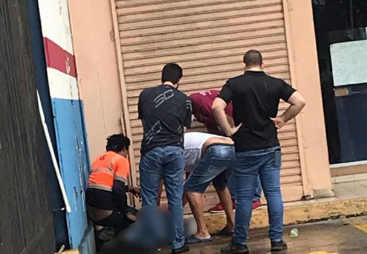 Trabajador cae accidentalmente de un cuatro piso de edificio en Vía España