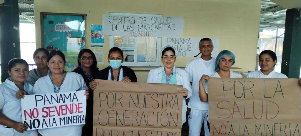 Grupo de enfermeras de Las Margaritas con sus pancartas.