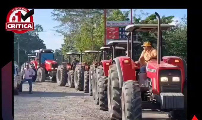 Los productores con sus tractores en caravana hacia sede del Mida.