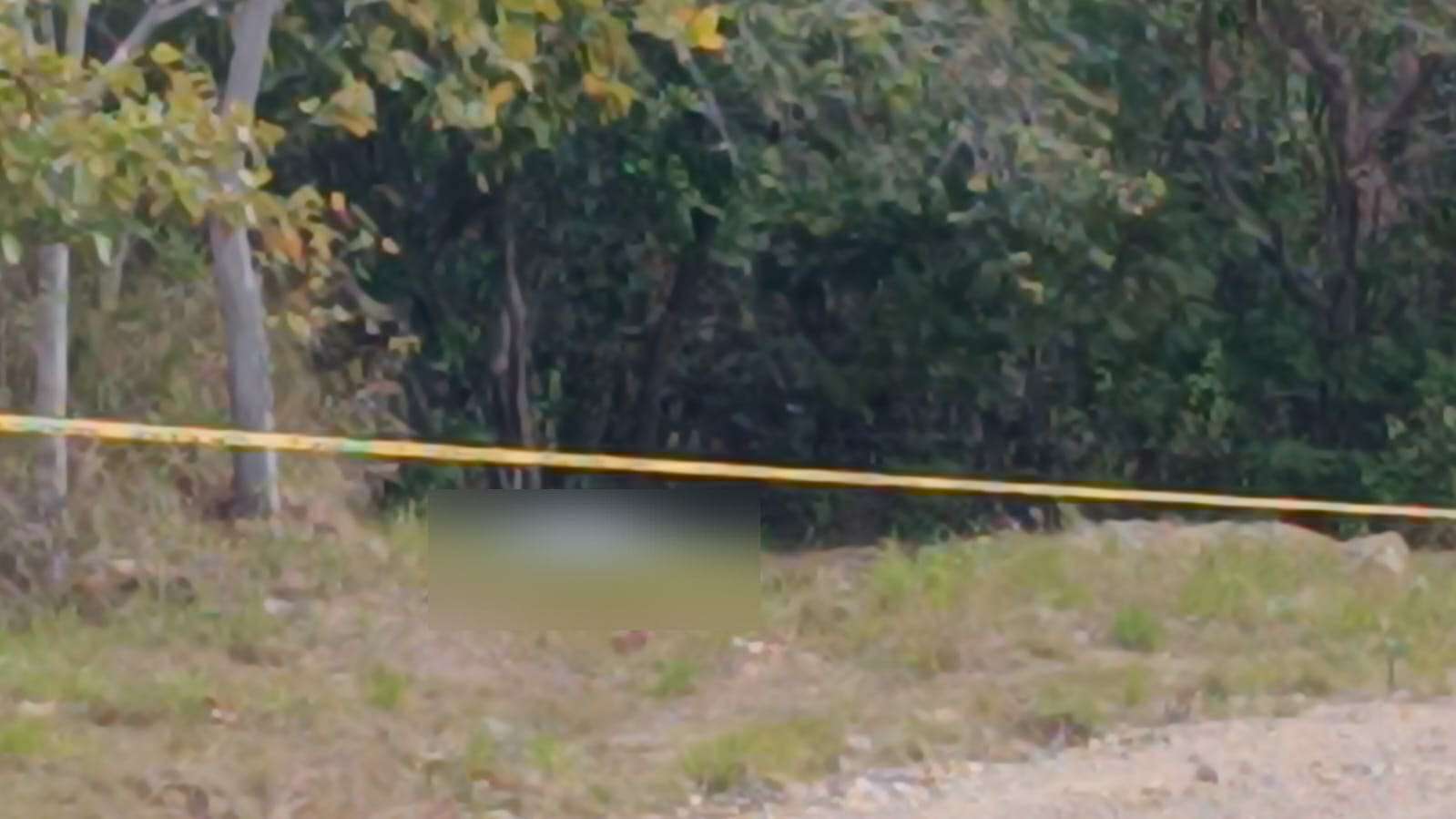 El cuerpo tirado de la mujer en el área rural.