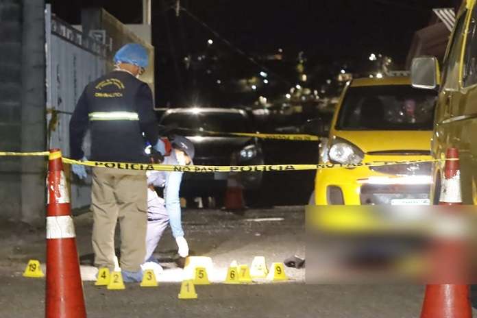 El cadáver de la víctima quedó frente a su propio taxi.