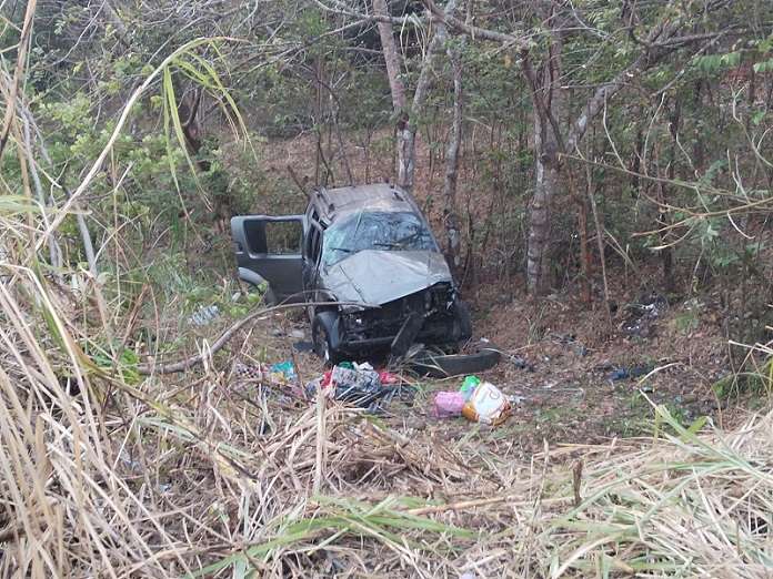 El vehículo terminó en una hondonada a un lado de la vía, Foto cortesía: NoticiadelEste