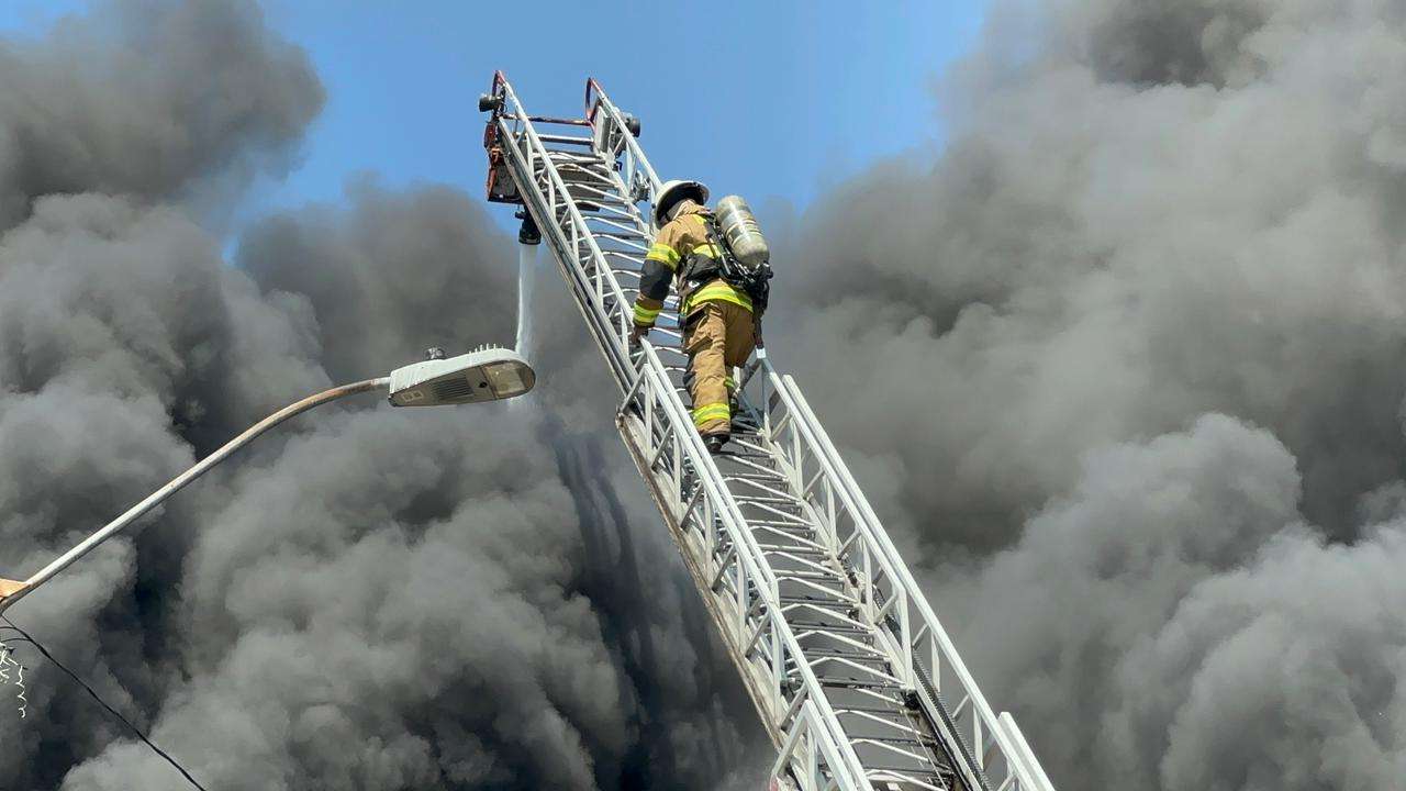 Más de 100 bomberos trabajan para controlar el fuego.