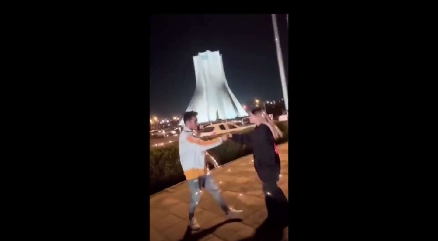 Pareja iraní condenada a diez años de prisión por un video bailando en el que ella no lleva velo.