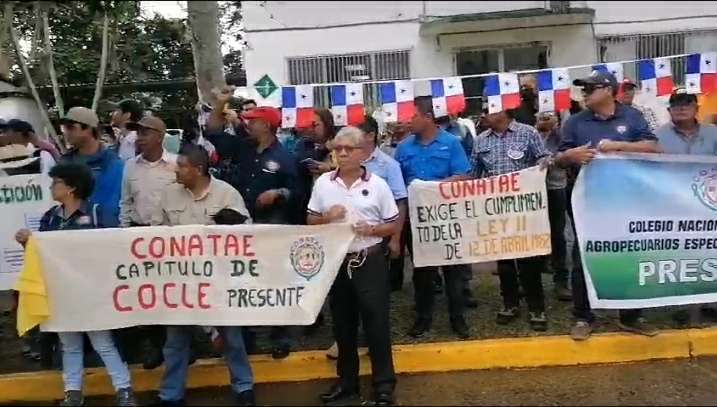 Protesta de los técnicos agropecuarios en la sede del Mida.
